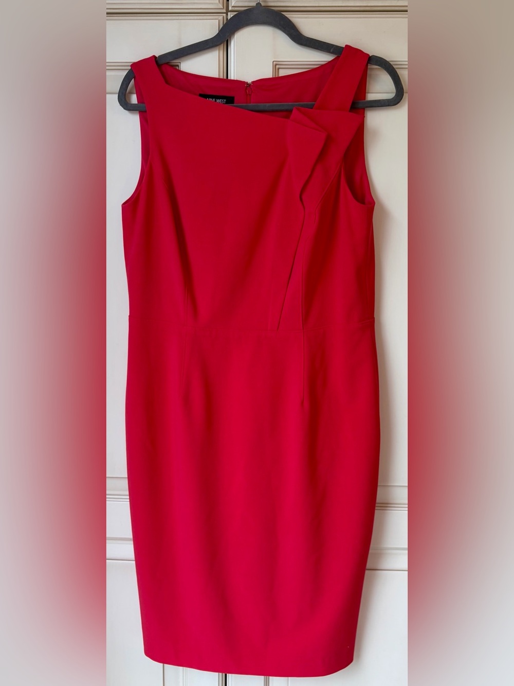 EUC. Nine West Coral coloured Sleeveless Midi Sheath Dress. Sz 10.